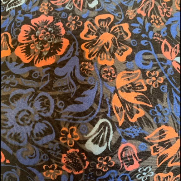 LulaRoe Randy Baseball t-shirt - Picture 4 of 6